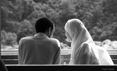 سألوه : لماذا تحب زوجتك كل هذا الحب Muslim-couple-seated-outside